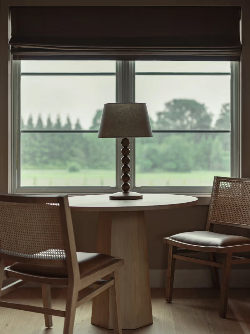 Collection Luminaires KONTRAST — applique sculpturale dans un living