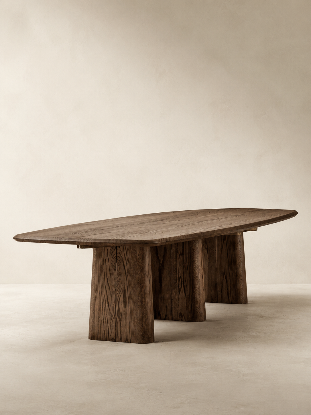 Table à manger Coulée en chêne teinté noyer – vue trois-quarts