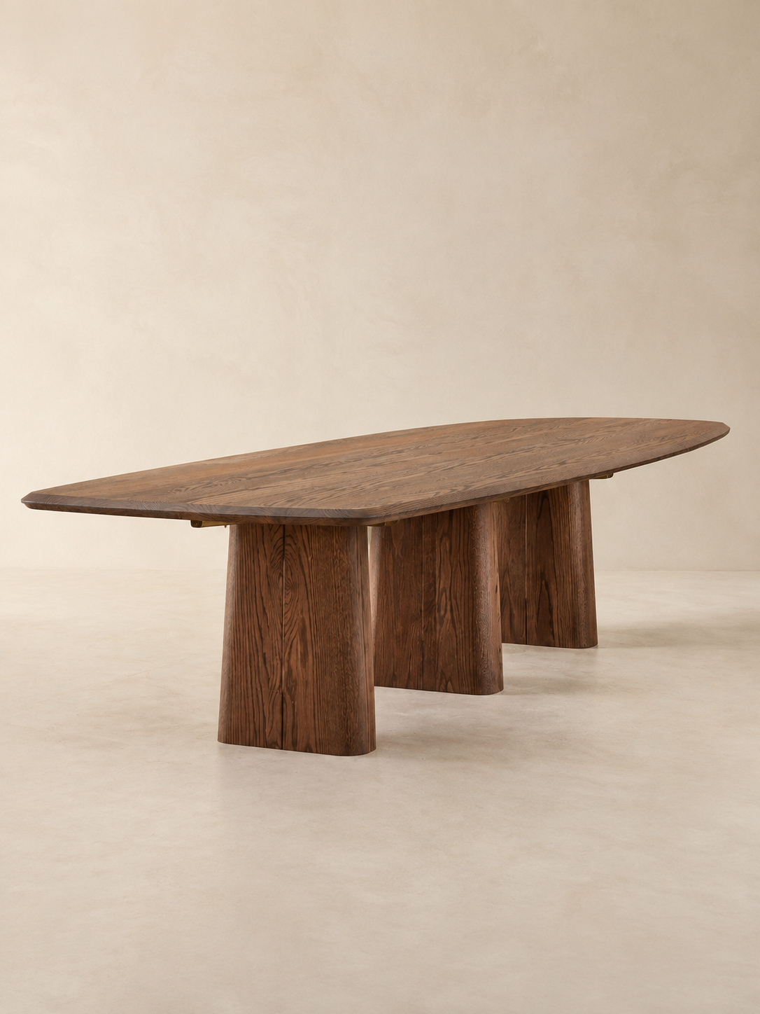 Table à manger Coulée en noyer – vue trois-quarts