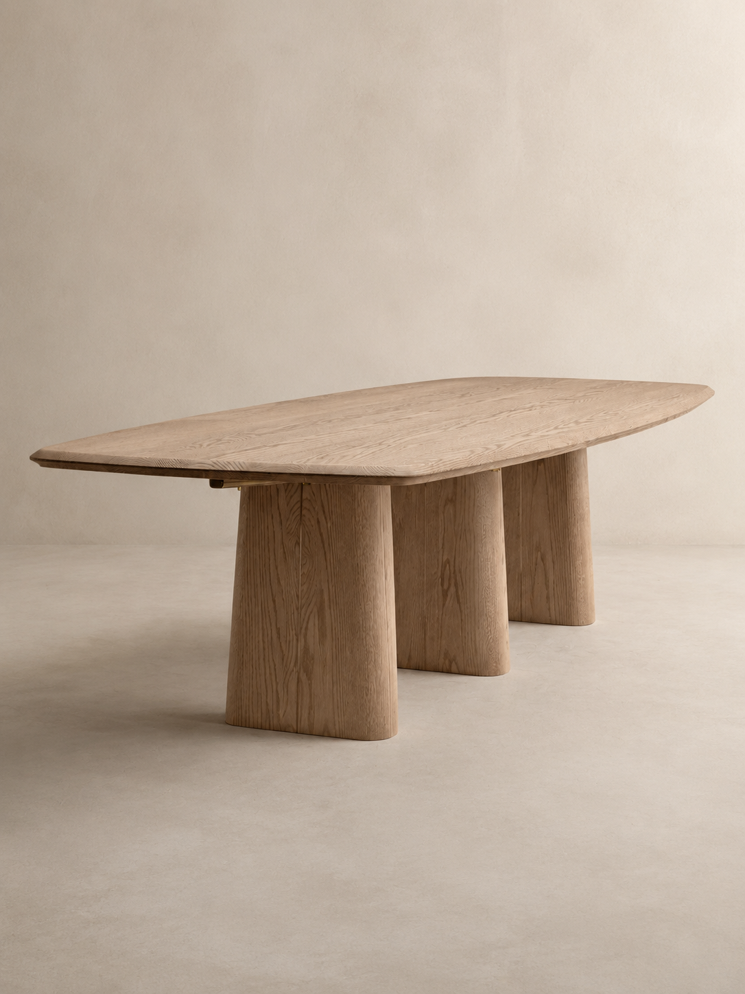 Table à manger Coulée en chêne blanc – vue trois-quarts