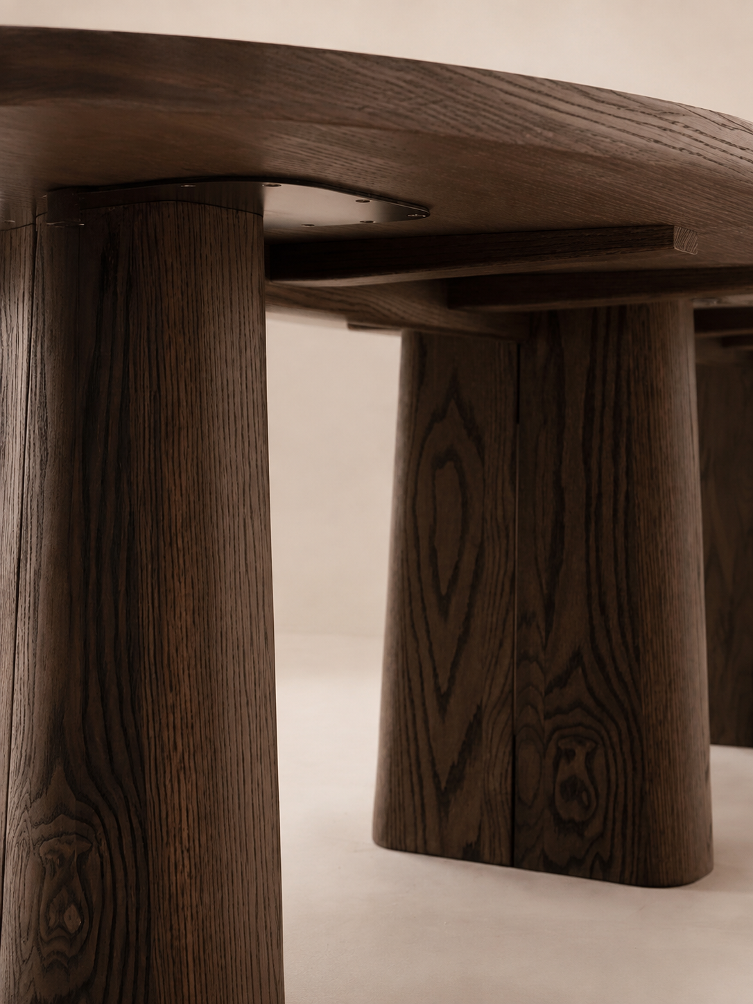 Table à manger Coulée – détail des pieds et du laiton vieilli