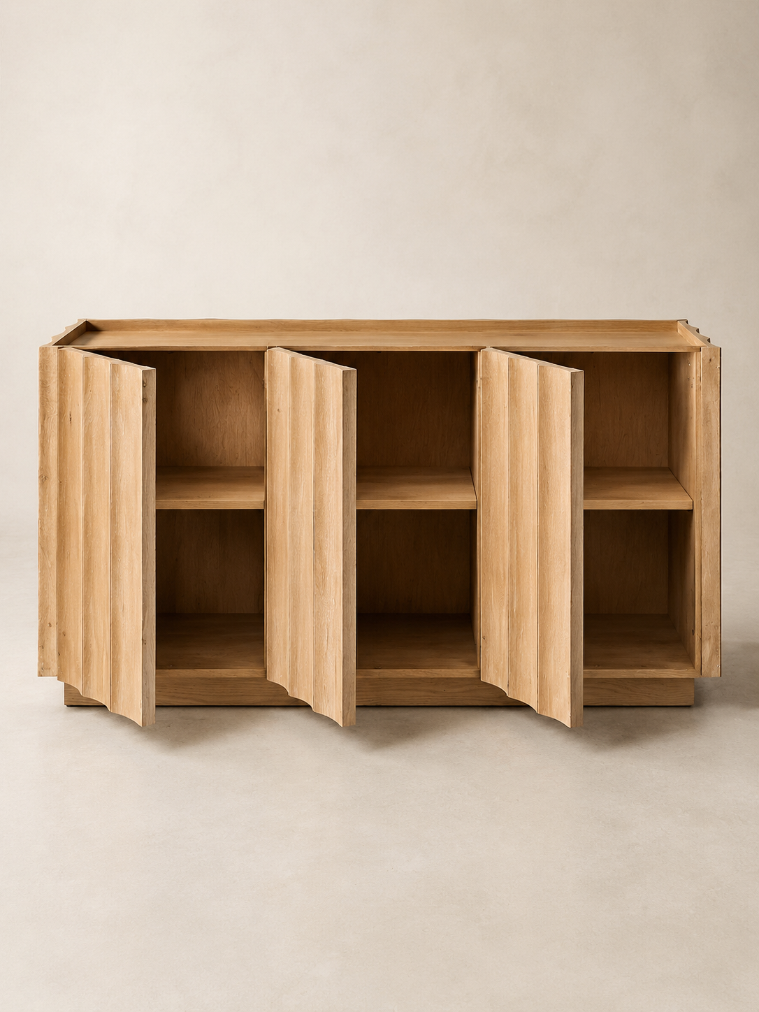 Console Écaille en chêne clair – trois portes ouvertes