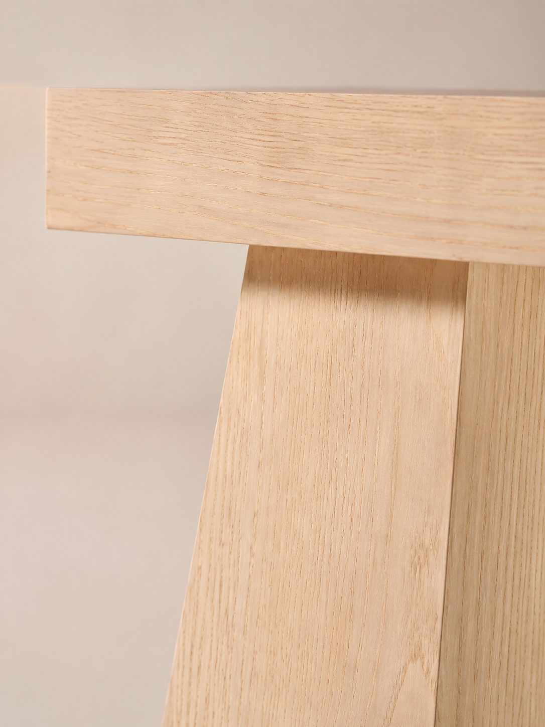 Console Évasée — détail du piètement et du grain brossé