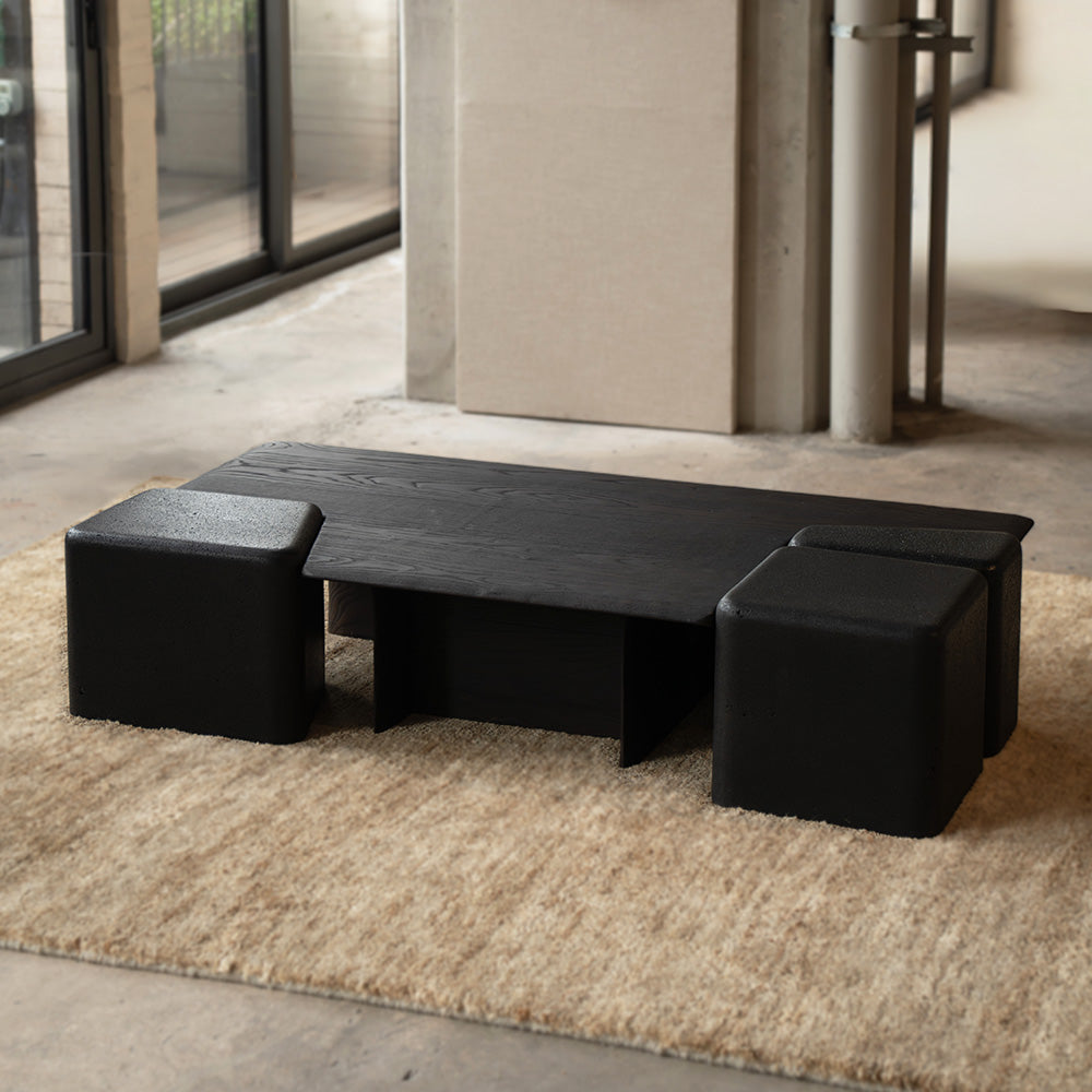 Jetée, table basse noire en ambiance