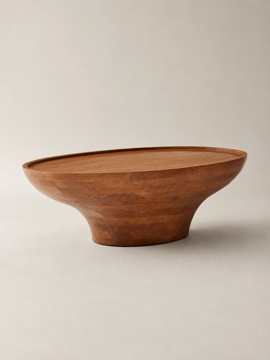 Table basse Calice en chêne clair, vue trois-quarts