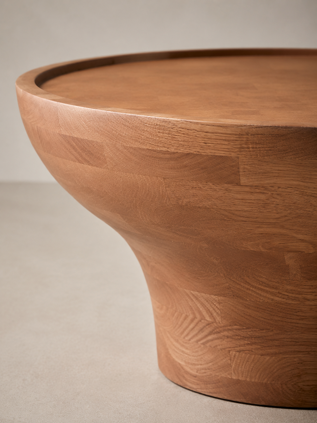Table basse Calice, détail du rebord et du chêne