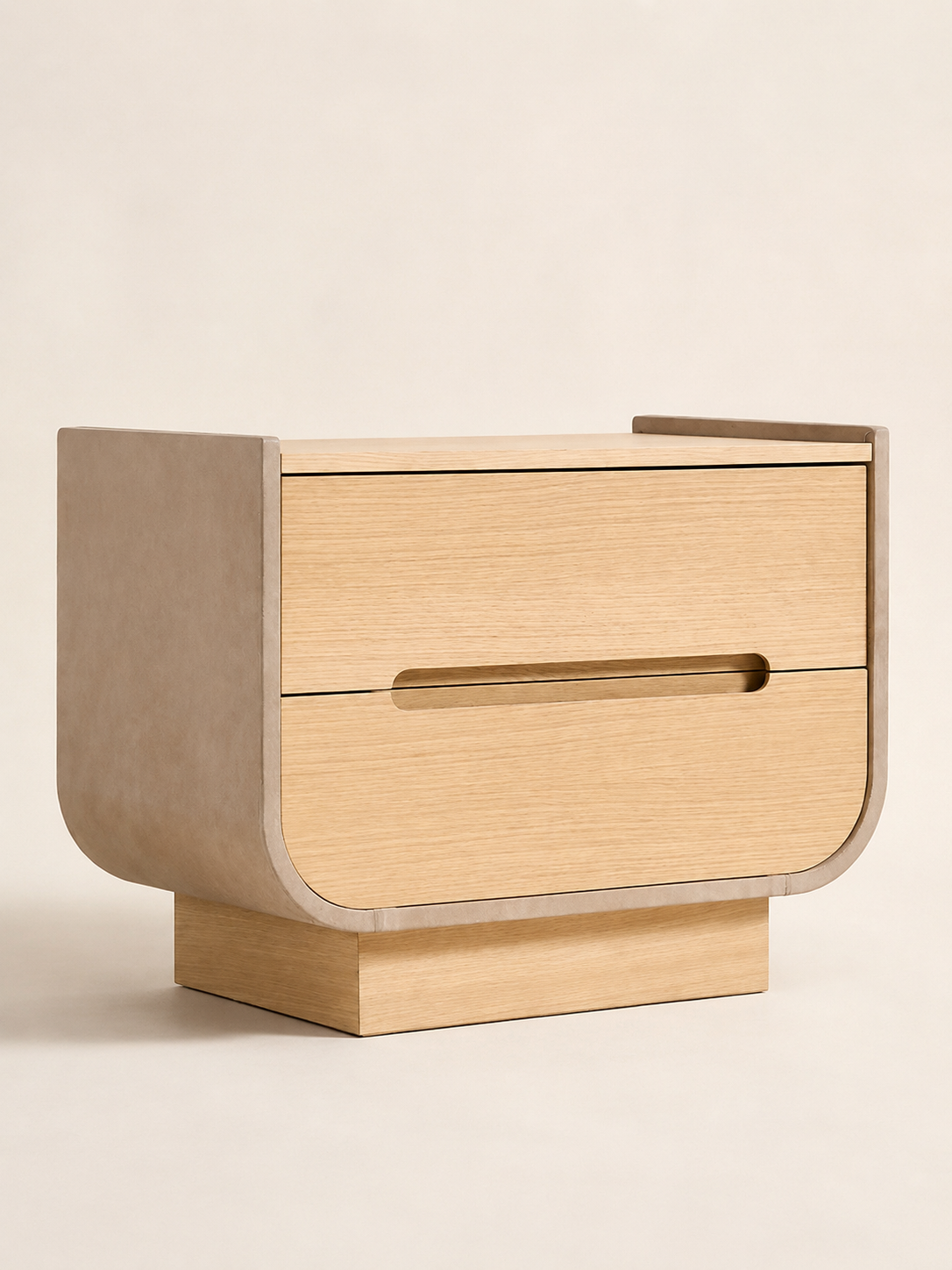 Table de chevet Enveloppe en chêne et cuir taupe, vue trois-quarts