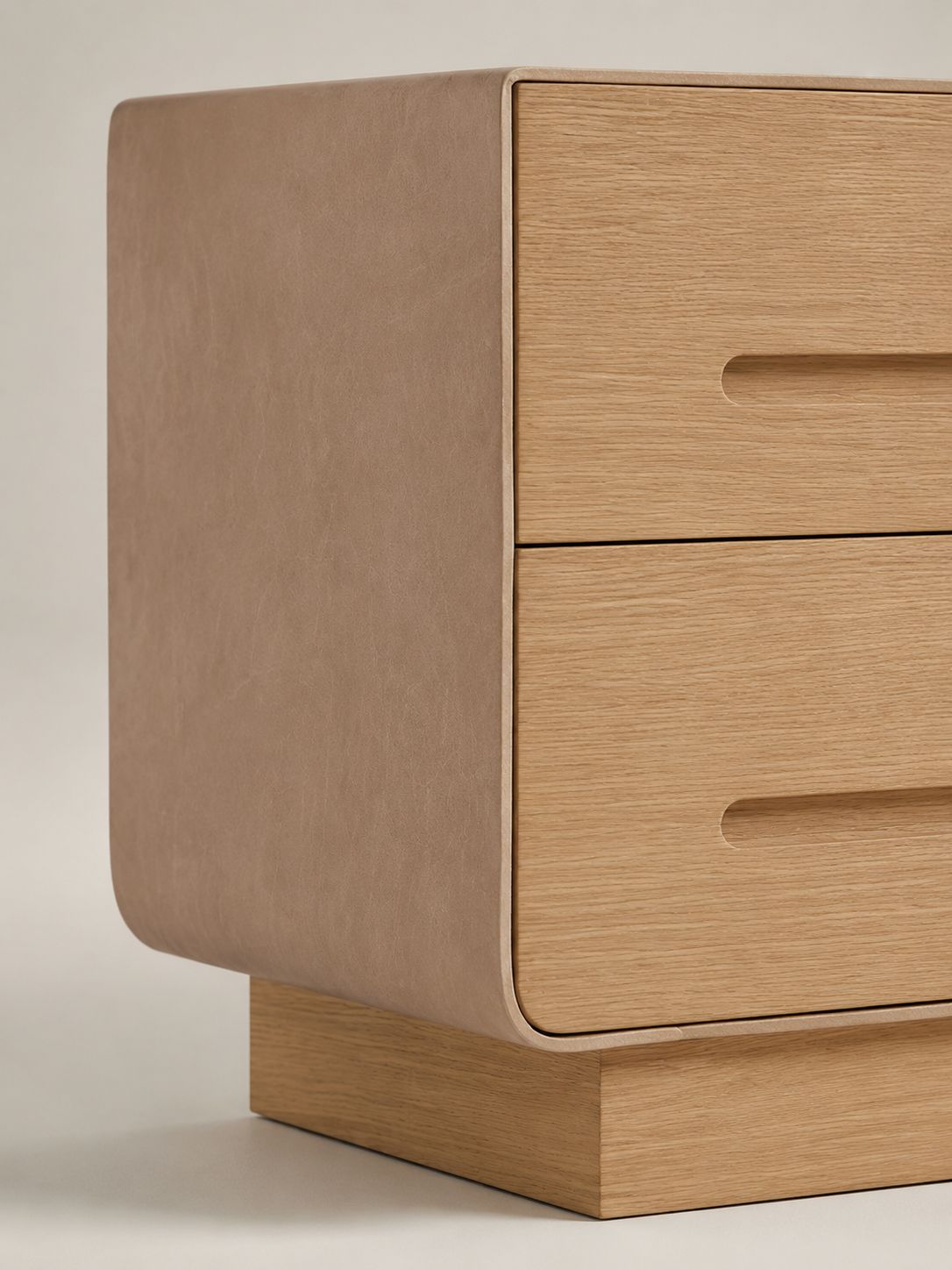Table de chevet Enveloppe, détail du chêne et du cuir taupe