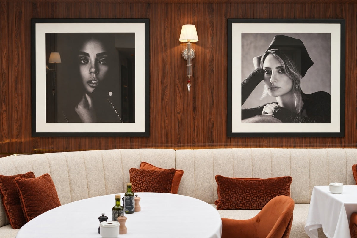 Tableaux photographiques en noir et blanc dans la salle du restaurant LANA — KONTRAST × Forme