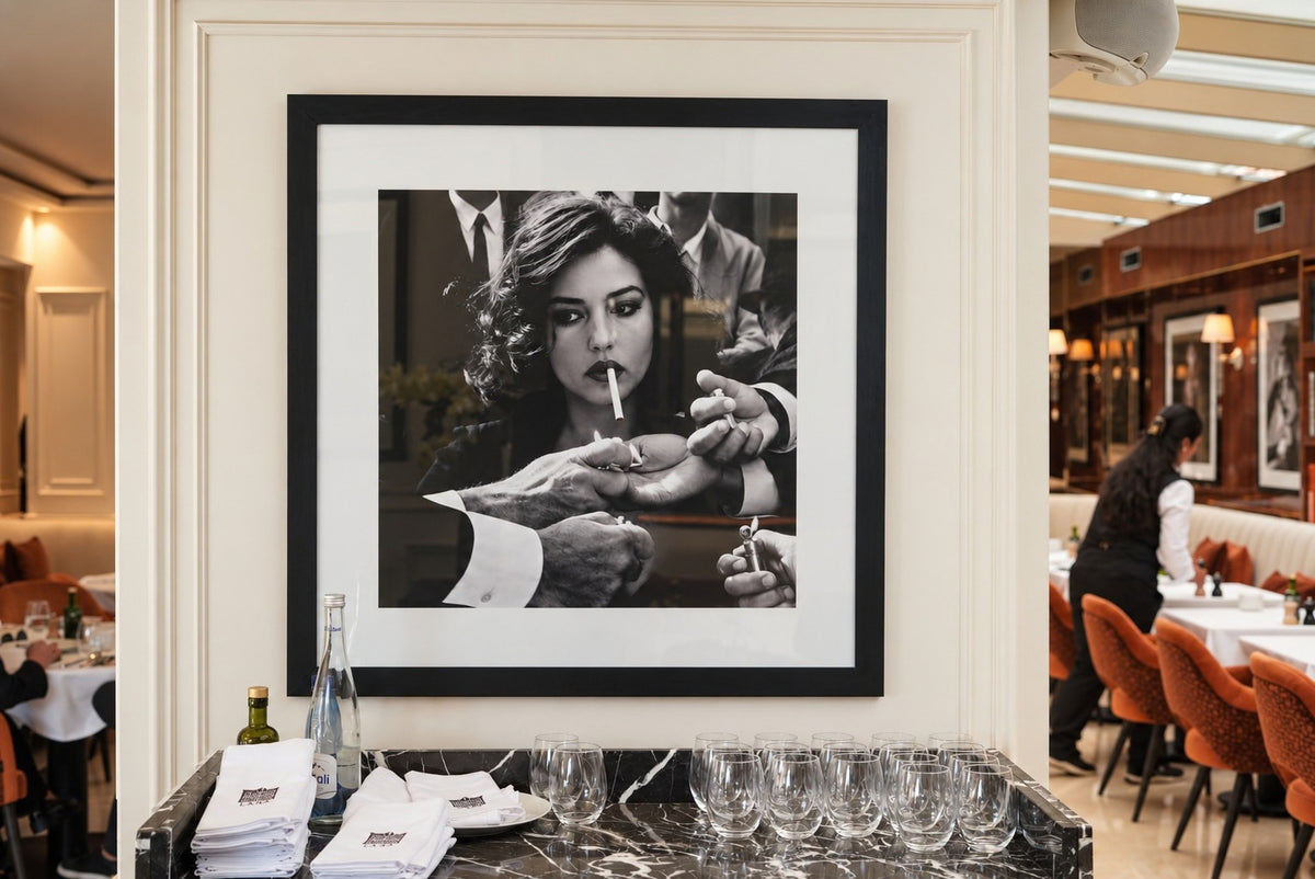Portrait en noir et blanc au-dessus du comptoir du restaurant LANA