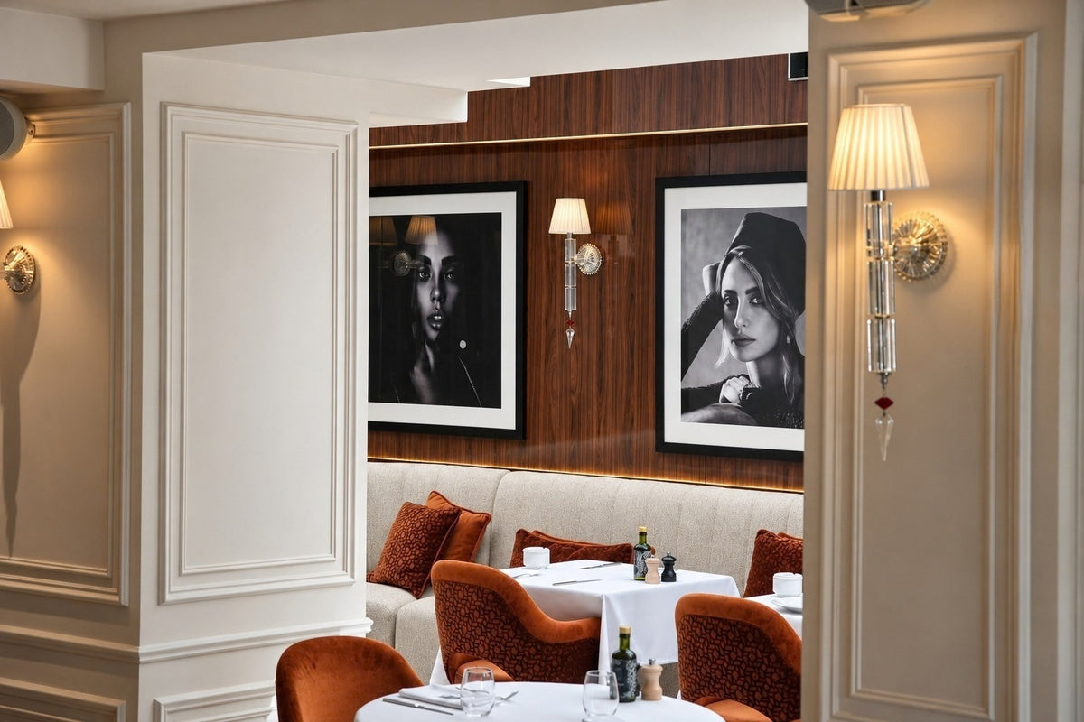 Vue de la salle du restaurant LANA et ses tableaux sur mesure
