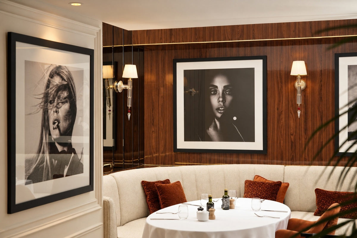 Dialogue entre portraits encadrés, boiseries et banquette du restaurant LANA