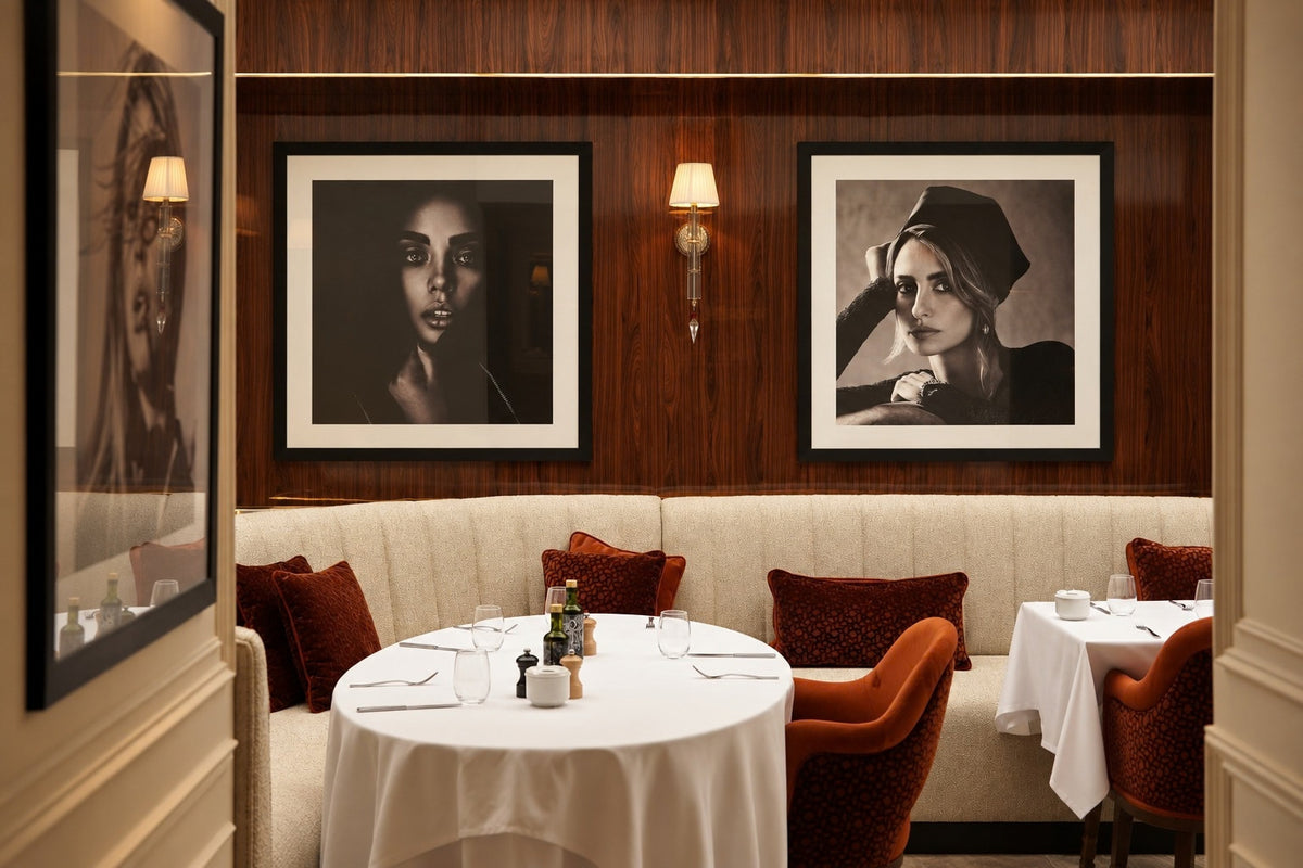 Vue d’ensemble des tableaux et de la banquette du restaurant LANA