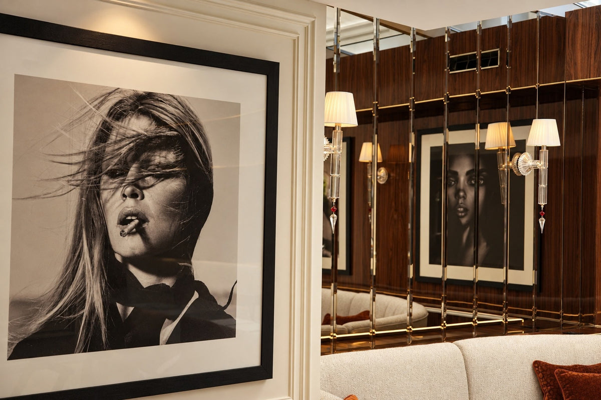 Portrait en noir et blanc près des miroirs du restaurant LANA