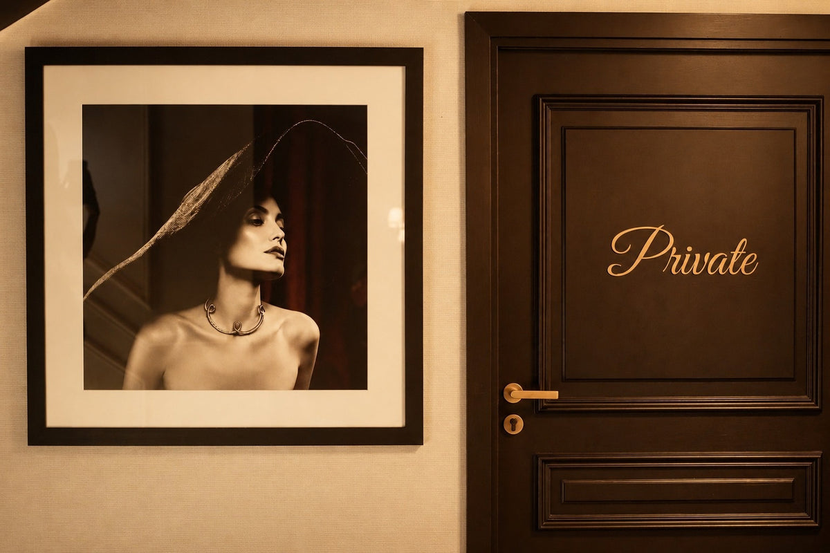 Portrait encadré à l’entrée de l’espace privé du restaurant LANA