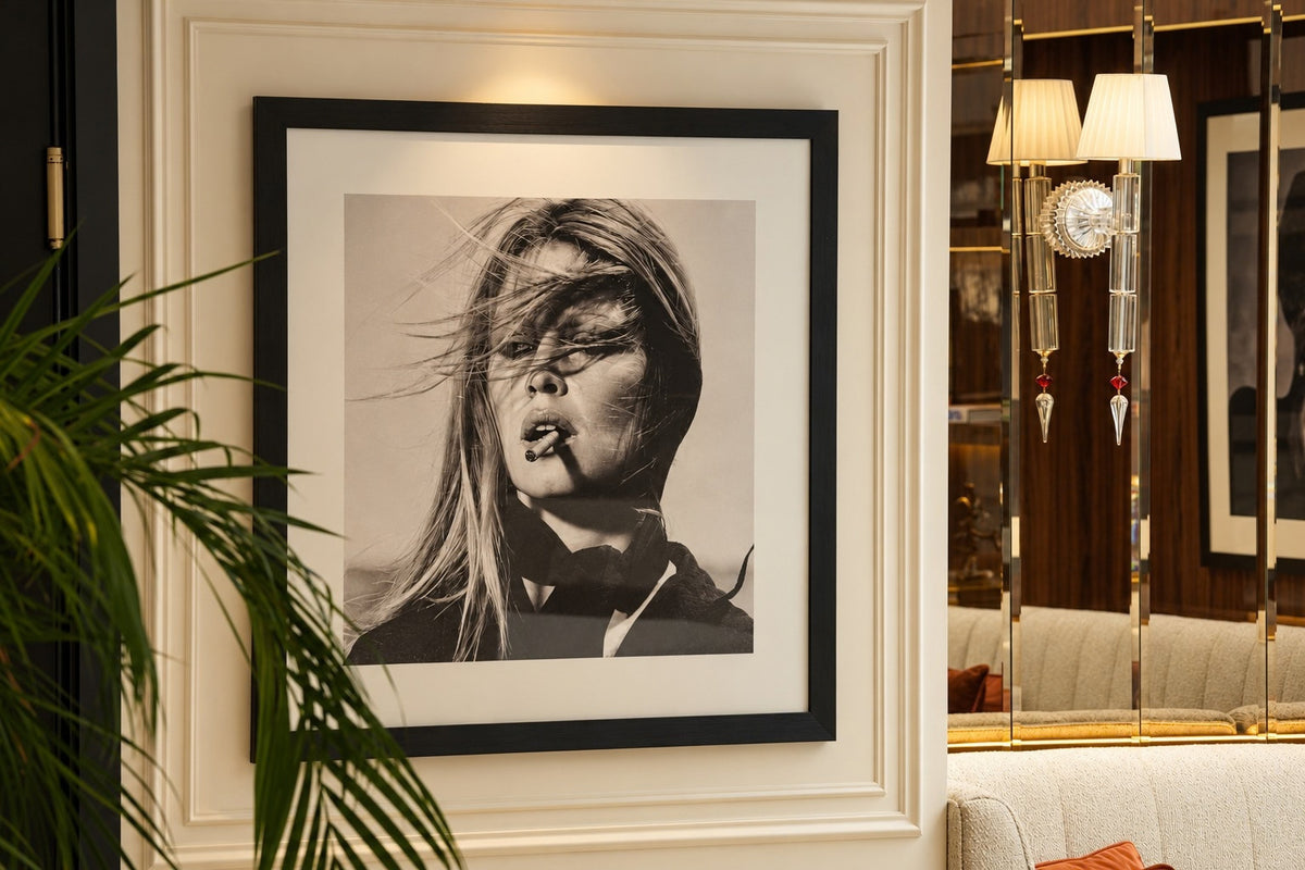 Portrait encadré, plante et miroirs au restaurant LANA