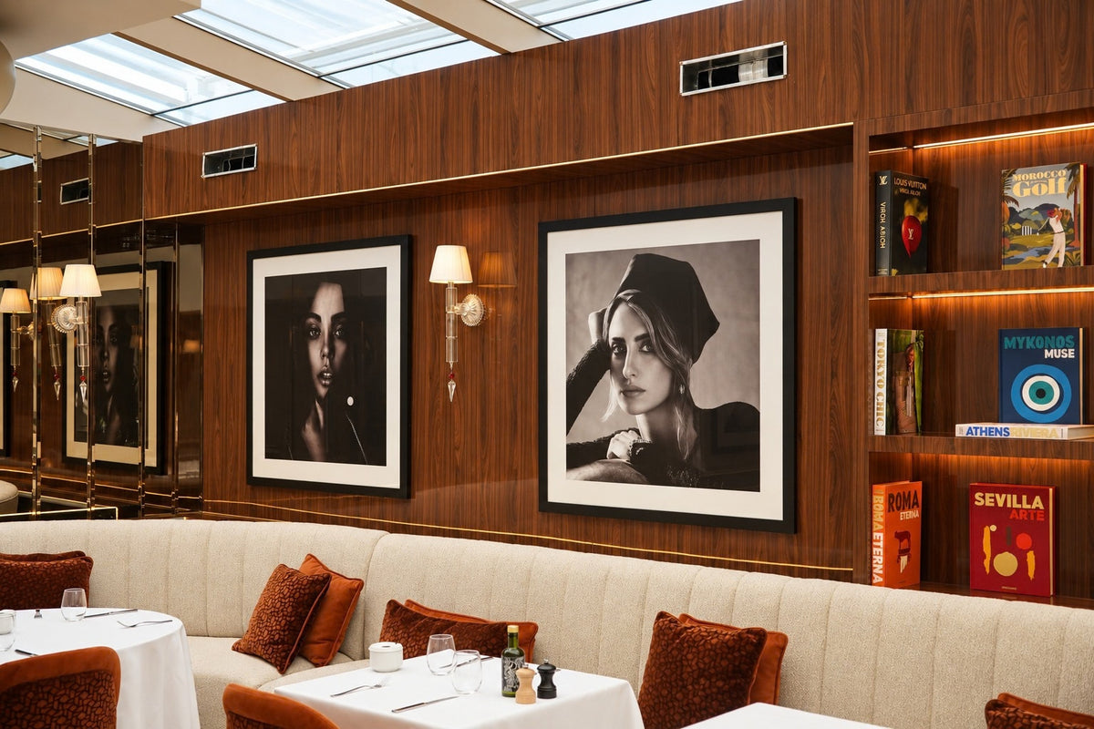 Vue des tableaux dans la salle lumineuse du restaurant LANA