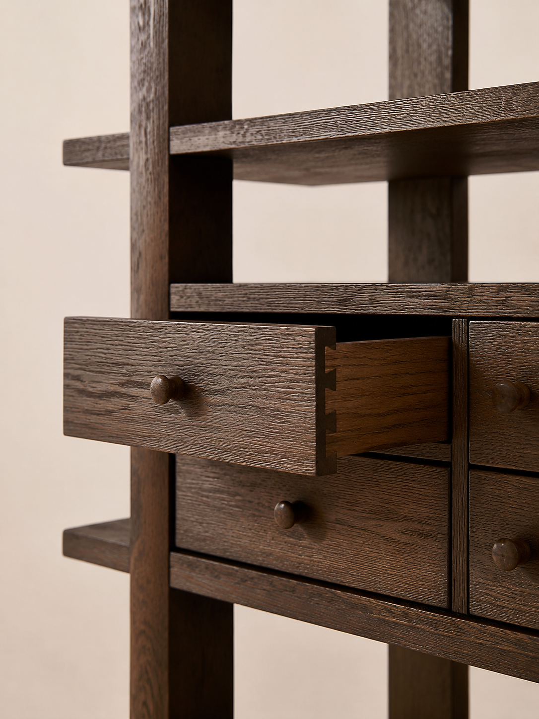 Bibliothèque Partition, détail des tiroirs et boutons en bois