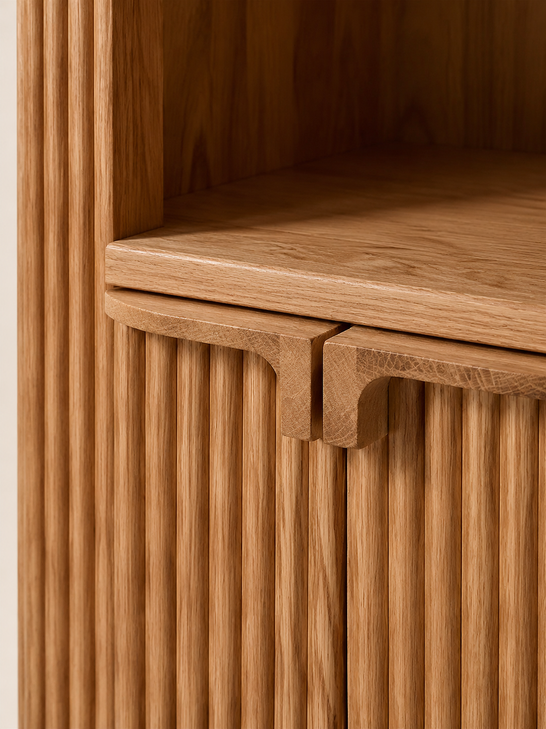 Bibliothèque Strie, détail des cannelures et poignées en bois