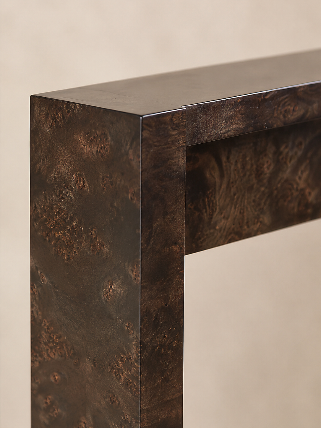 Console Moiré — détail du veinage en loupe de bois